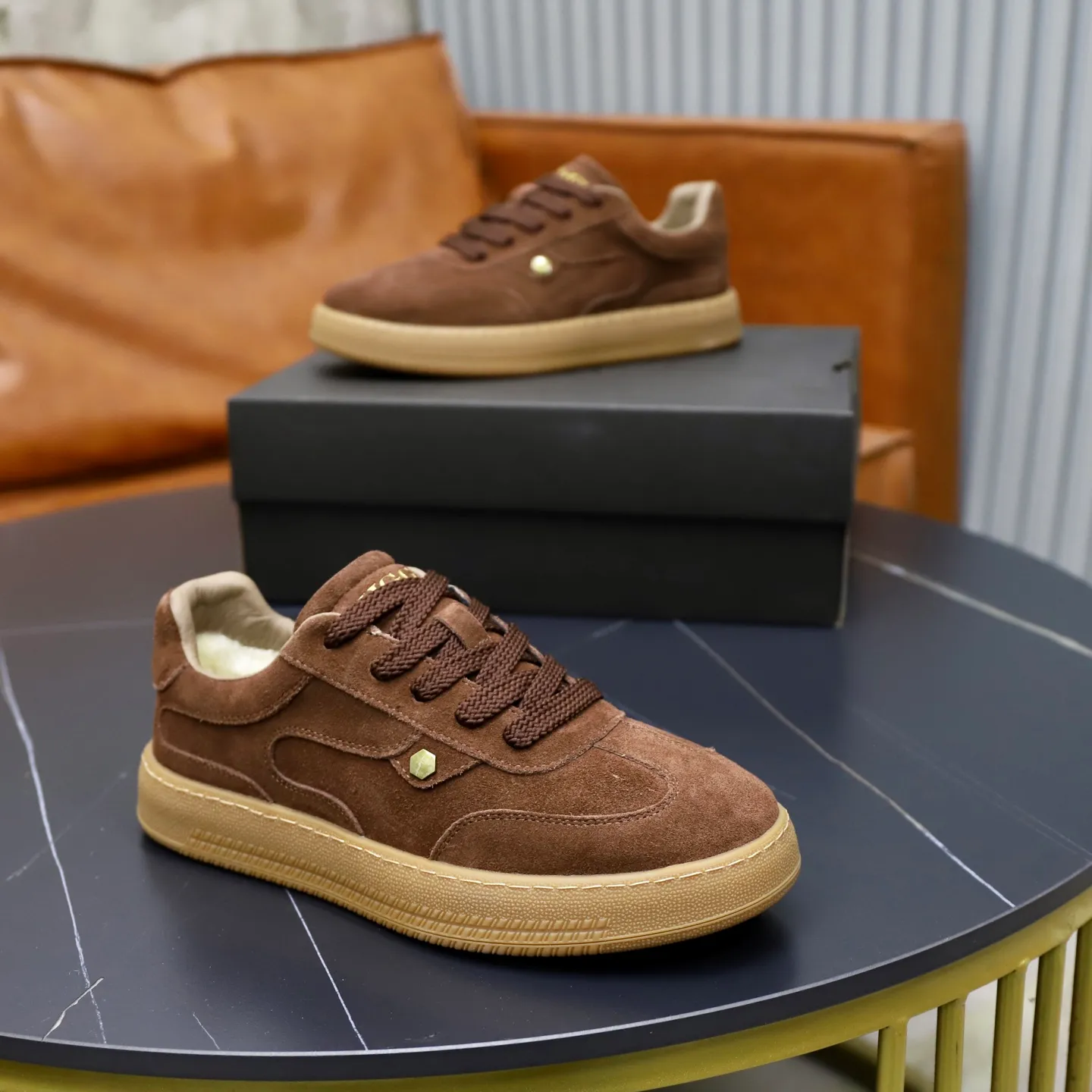 Ex-factory price: 540💰Thick wool imported from Australia Brand: UGG genuine purchase Size: 39-44 Grade: Official website 1:1 Material: First layer of genuine leather waterproof and antifreeze upper Real wool lining Original non-slip soft wear-resistant outsole Style category: Men's casual shoes Trendy style Comfortable on the feet Color: Official website color synchronization